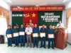 Chủ tịch UBND xã - Trịnh Lâm Hải tặng giấy khen cho các đồng chí hoàn thành xuất sắc nhiệm vụ quốc phòng, quân sự địa phương năm 2019