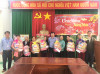 Tặng quà tết cho các đảng viên lão thành xã Sơn Thành Tây