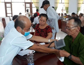 Bộ chỉ huy quân sự tỉnh phối hợp Hội Chữ thập đỏ tỉnh tổ chức khám bệnh, cấp thuốc miễn phí và tặng quà cho 200 người nghèo và chính sách xã Sơn Thành Tây